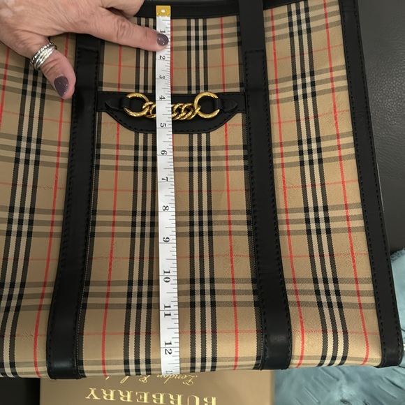 Burberry bag with gold hardware black/tan spacious tote comes with wallet. - Picture 2 of 15